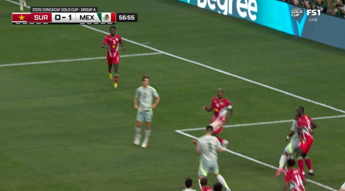 César Montes' towering header helps Mexico strike first vs. Suriname 2 cacst8hm3k65m20e