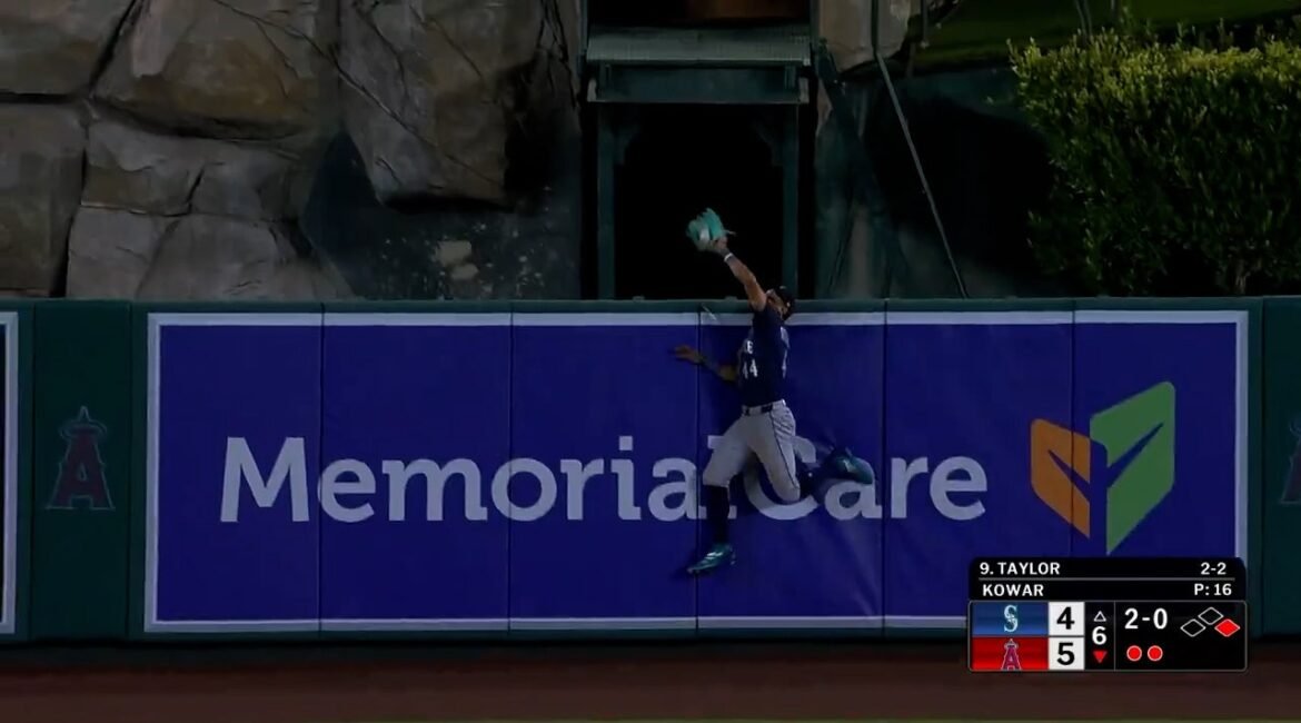 Mariners' Julio Rodriguez robs Angels' Chris Taylor of a home run 2 z8wuj2yttk16wp7t
