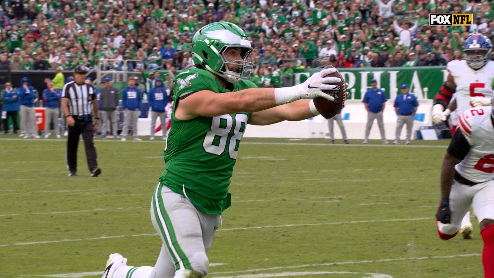 Jalen Hurts links up with Dallas Goedert for 6 yard TD