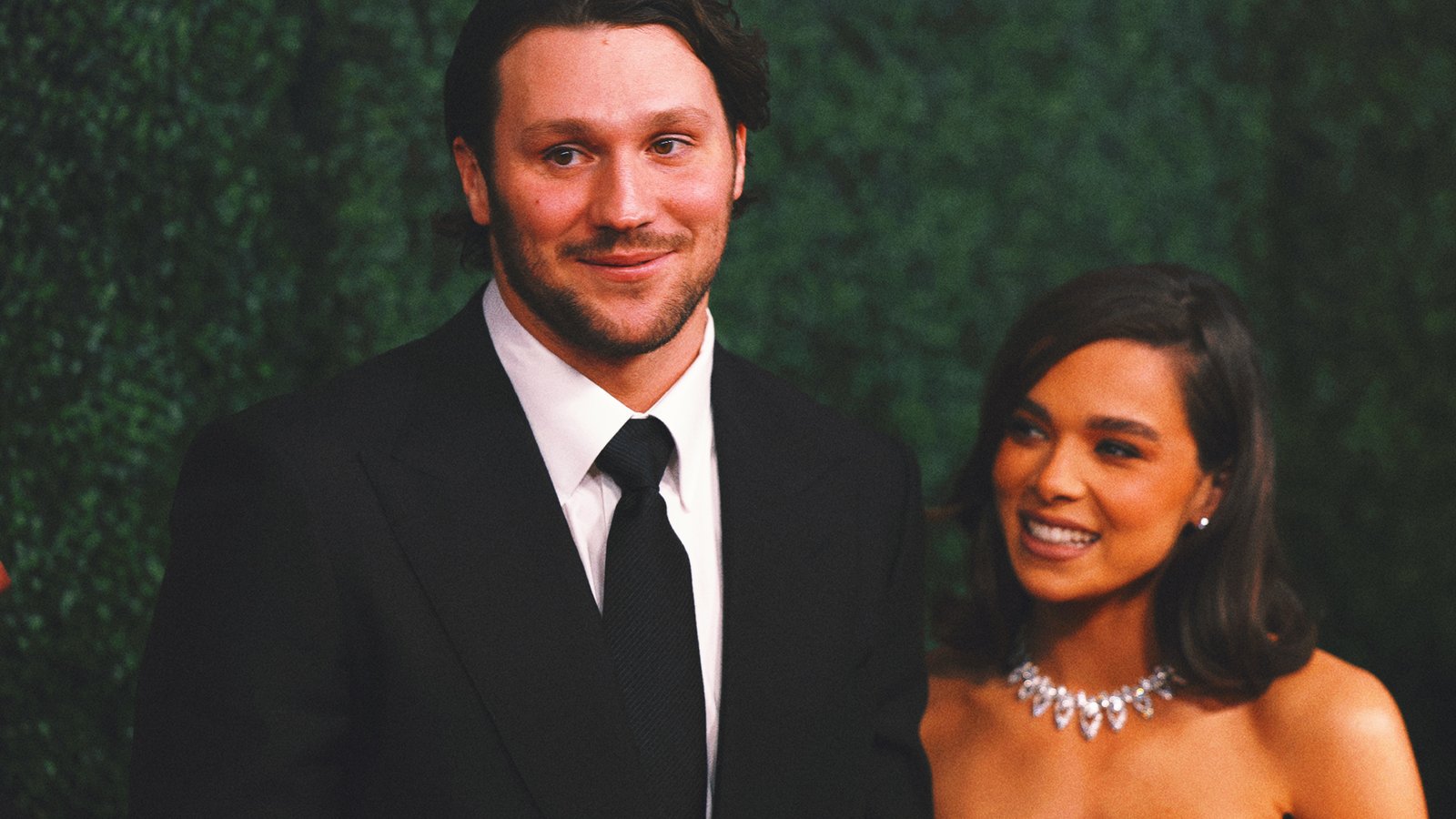 Hailee Steinfeld Announces That She and Bills QB Josh Allen