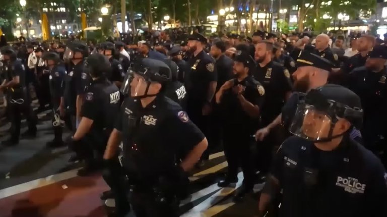 Ben Stiller condemns violent Knicks fans: “That’s not what being a fan is about” 1 Chaotic scenes as Knicks fans clash with NYPD