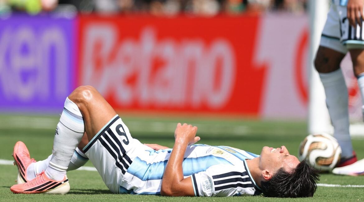 Argentina's Lisandro Martínez Departs World Cup Final vs. Spain Early Due To Injury 2 lisandro