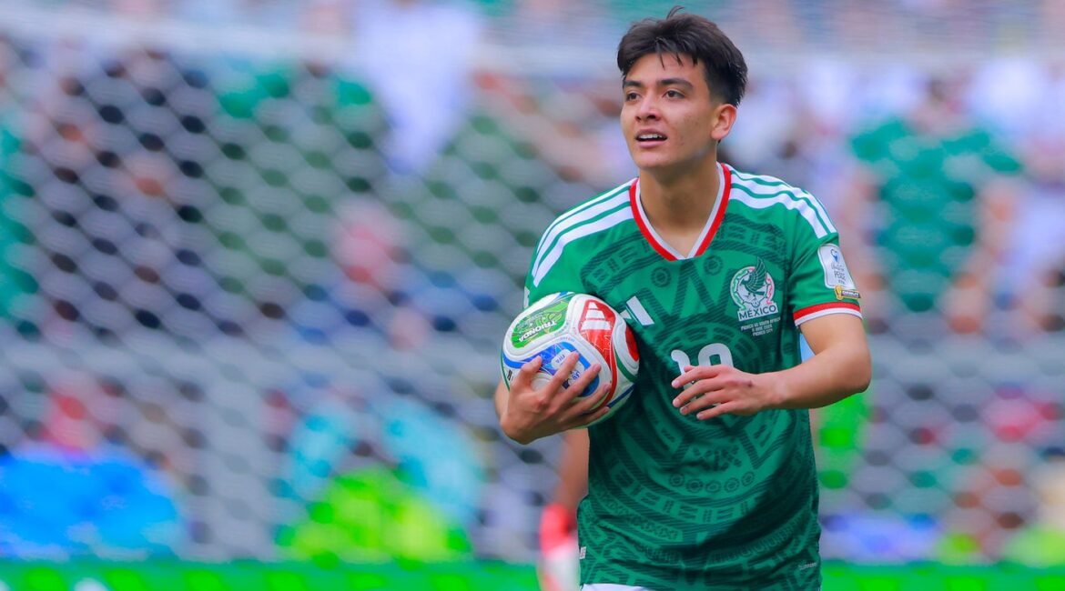 Mexico Teenager Gilberto Mora Makes History With Start vs. Ecuador 2 mora1