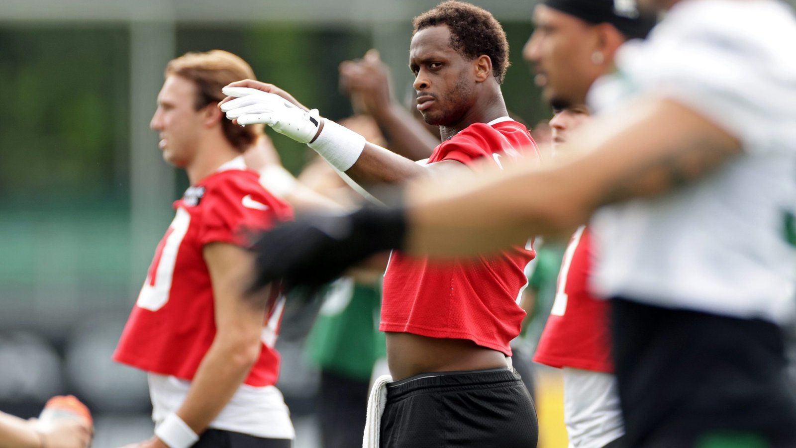 Jets QB Geno Smith Tries Out Red Glare-Reducing Contacts At Training Camp 3 Jets QB Geno Smith Tries Out Red Glare Reducing Contacts At