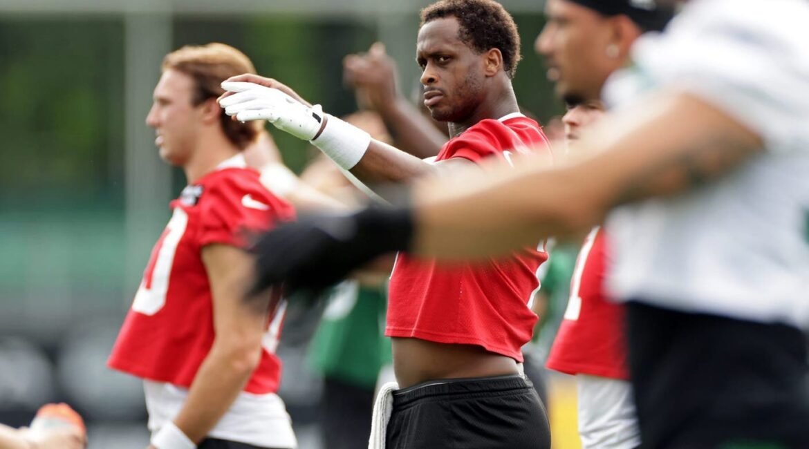 Jets QB Geno Smith Tries Out Red Glare-Reducing Contacts At Training Camp 2 gettyimages 2288201996 scaled e1786048414297